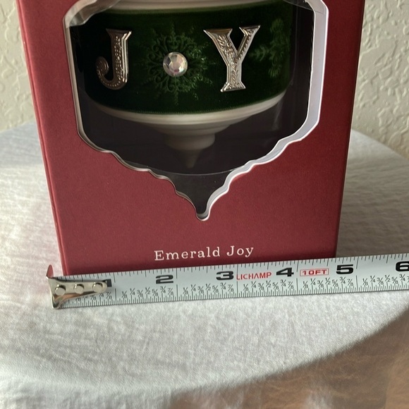 Hallmark: 2015- Keepsake Ornament- Emerald Joy Ceramic Christmas Ornament - Picture 12 of 16
